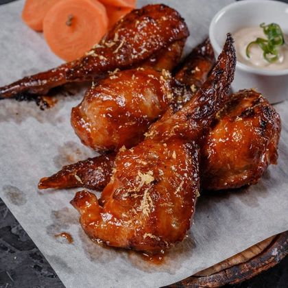 Острые куриные крылья с устричным айоли