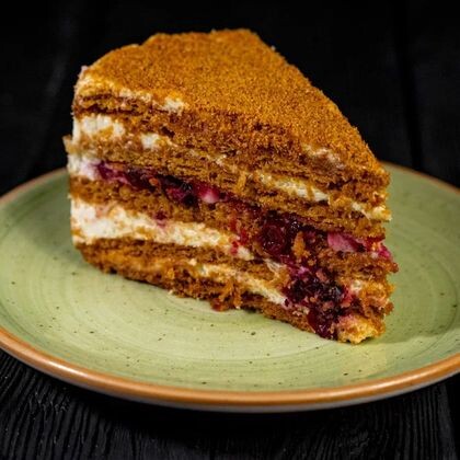 Торт «Медовик» с клюквой