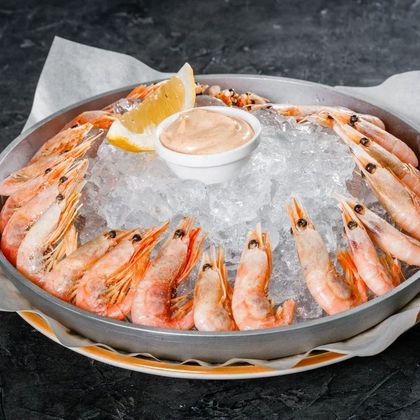 Плато магаданских креветок на льду