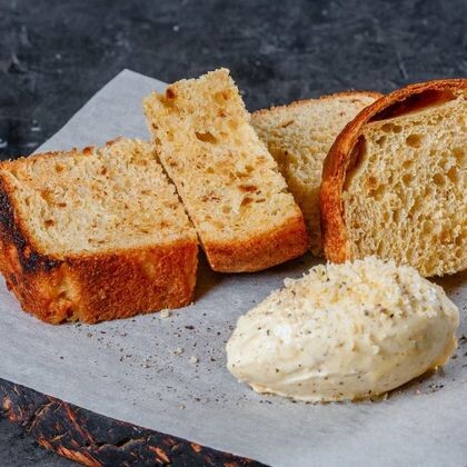 Кукурузный хлеб, сливочное масло со сванской солью