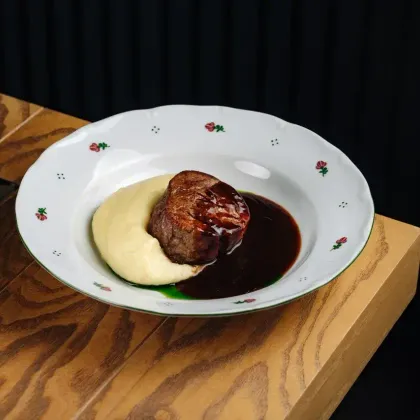Стейк из говяжьей вырезки с картофельным пюре и трюфельным соусом