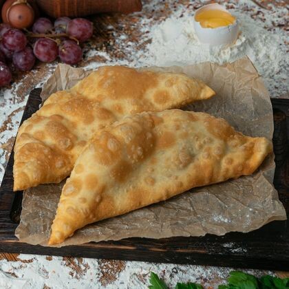 Чебуреки с креветками, томатом и сыром страчателла