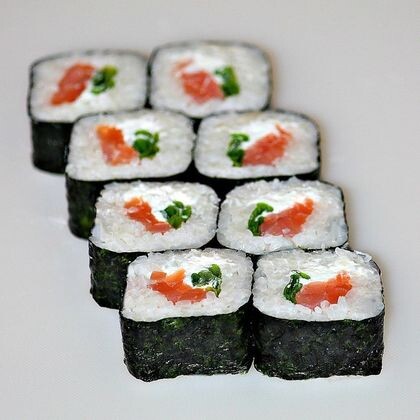 Ролл нори лосось с зеленым луком