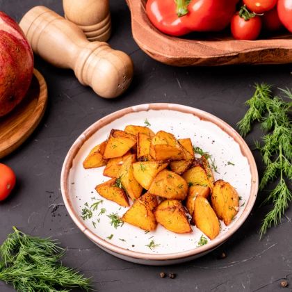 Золотистый картофель с чесноком и зеленью