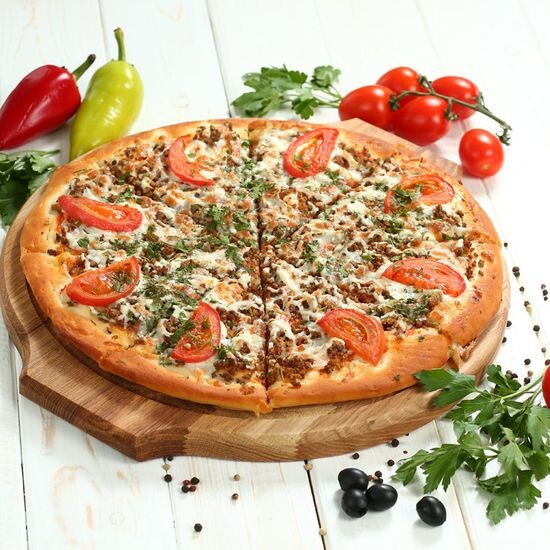 Пицца с мясным фаршем , сыром и овощами