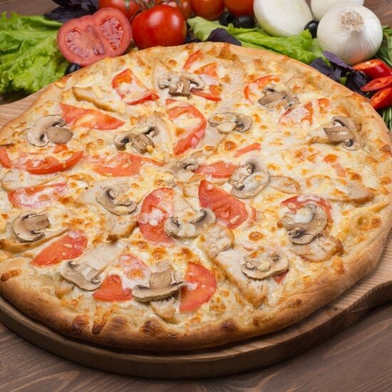 Пицца с  грибами, сыром и овощами