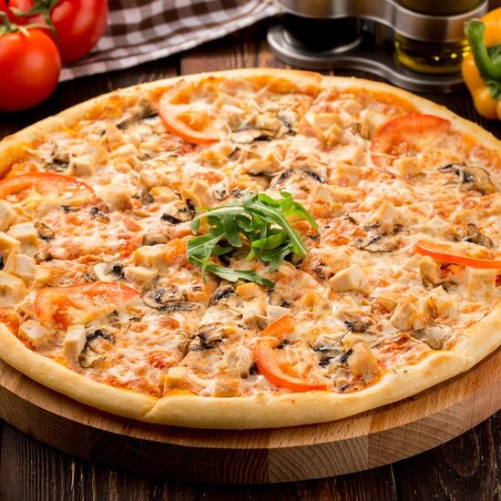 Пицца с курицей, грибами, сыром и овощами