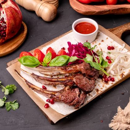 Каре ягнёнка с соусом сацебели