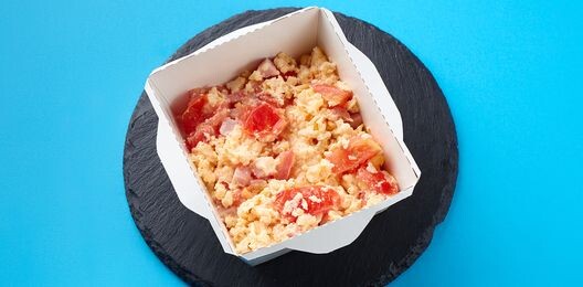 Скрэмбл с томатом, сыром и ветчиной