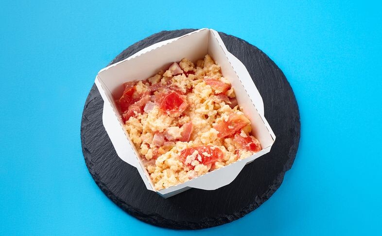 Скрэмбл с томатом, сыром и ветчиной