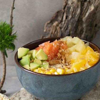 Поке с лососем и фруктами