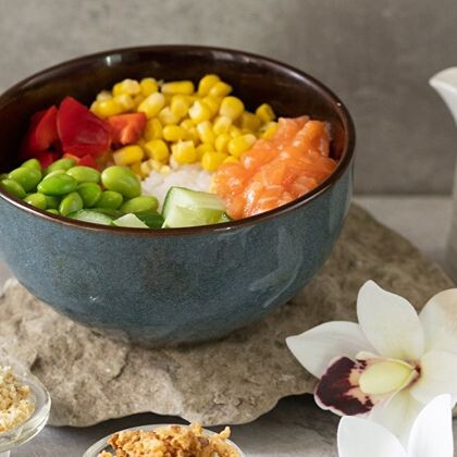 Поке с лососем и овощами