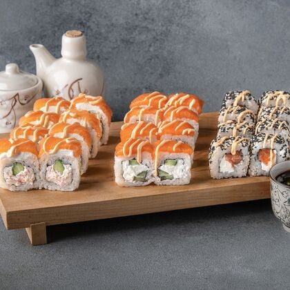 Три Филадельфии под спайси соусом