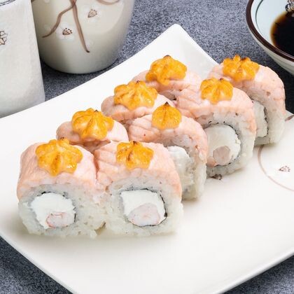 Запеченная филадельфия с тигровой креветкой под спайси соусом