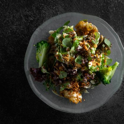 Салат с хрустящим цыпленком, брокколи, имбирный соус майо