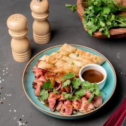 Ростбиф с маринованным луком и фирменным соусом