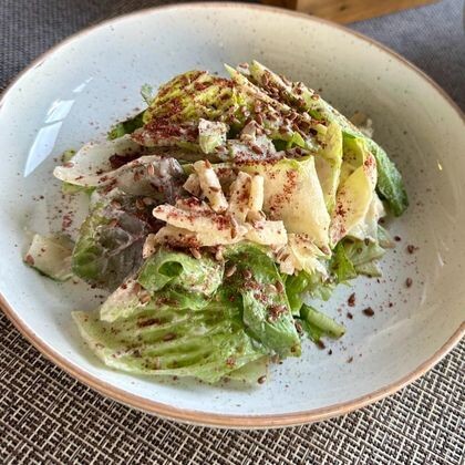 Зеленый салат под ореховым соусом