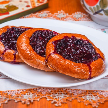 Ватрушка с брусникой