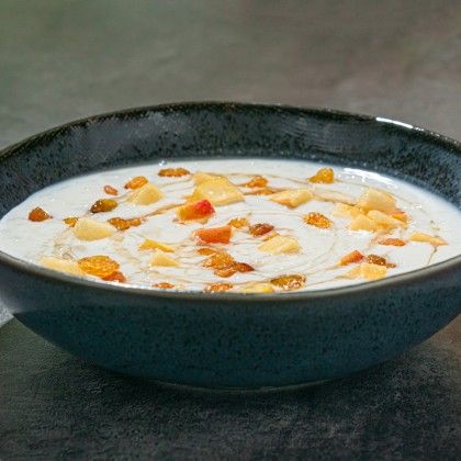 Каша молочная с яблоками и изюмом