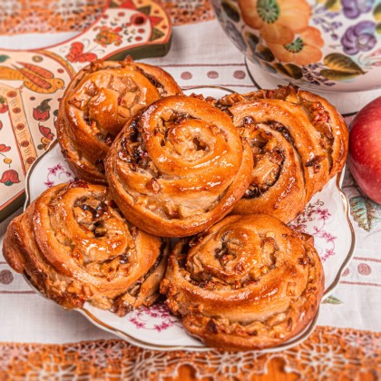 Булочка с яблоком и корицей