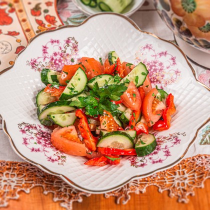 Салат овощной, заправленный маслом