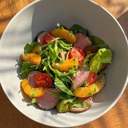 Салат с ростбифом, персиком и перцем халапеньо