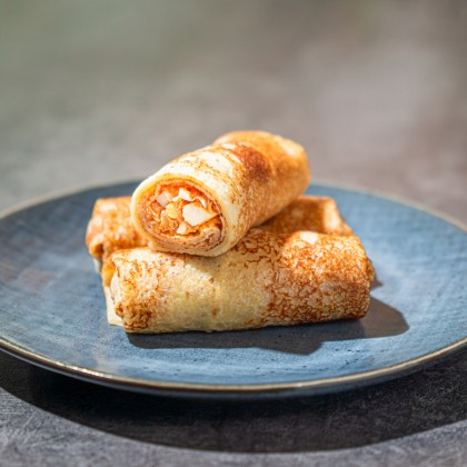 Блины, фаршированные капустой и яйцом, подаются со сметаной