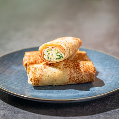 Блины, фаршированные яйцом и зеленью, подаются со сметаной