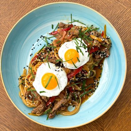 Паста с говядиной и соусом терияке