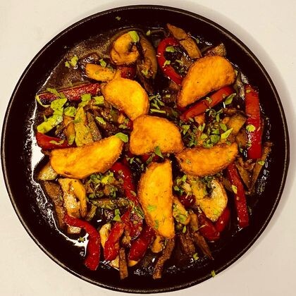 Горячая сковорода со свининой