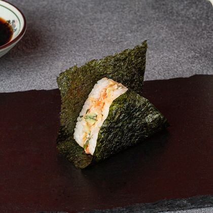 Онигири с лососем