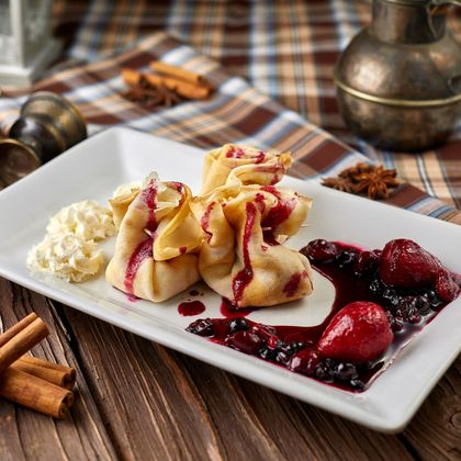 Блинчики с кремом маскарпоне и ягодным соусом
