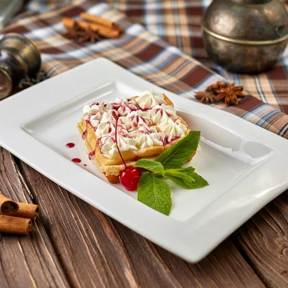 Горячие бельгийские вафли со сливками