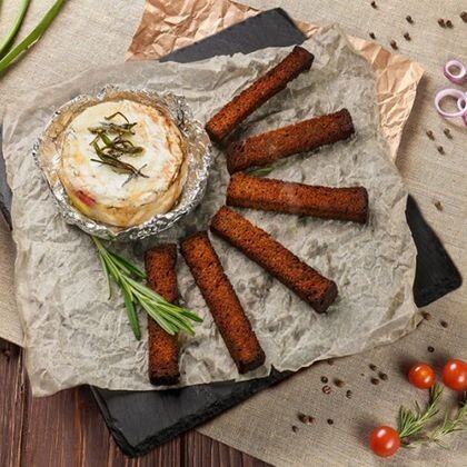 Запеченный камамбер с чесночными сухариками
