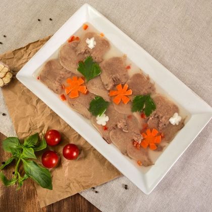 Язык говяжий заливной ( по предварительному заказу за 5 часов)
ДОСТУПНО ТОЛЬКО В ЗАЛЕ !
НА САМОВЫВОЗ И  ДОСТАВКУ БЛЮДО НЕ ДОСТУПНО !!!