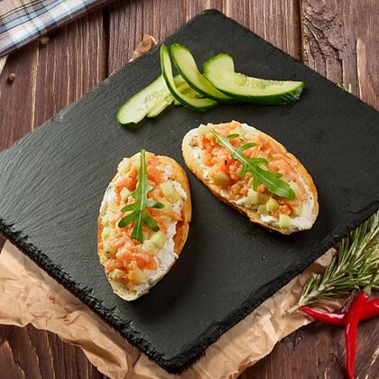 Брускетты с сёмгой и свежим огурцом