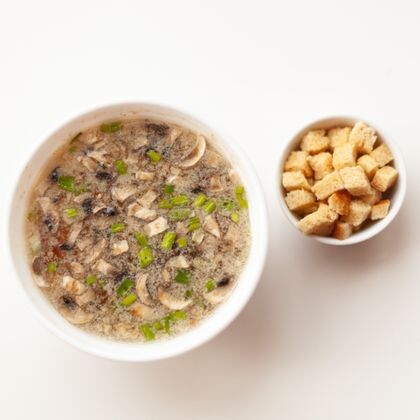 Острый тайский суп с лапшой