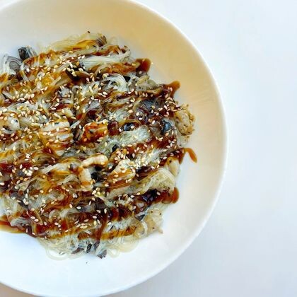 Фунчоза в сливочном соусе с курицей и грибами