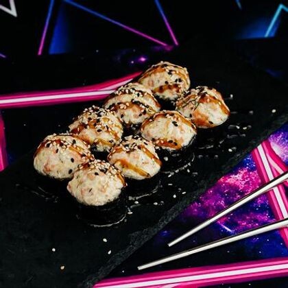 Запеченный ролл с лососем