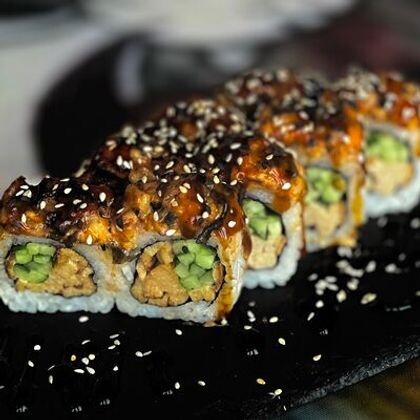 Ролл «Аляска» с угрем и спайси-соусом