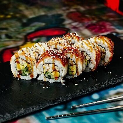 Ролл с угрем и японским омлетом