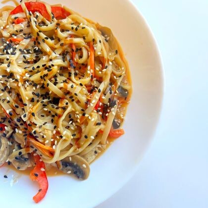 Удон с курицей и грибами в кокосовом молоке