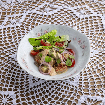 Теплый салат, с форелью и молодым картофелем