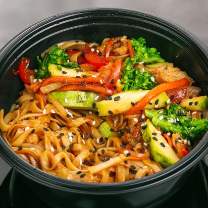 Удон с курицей в соусе тереяки