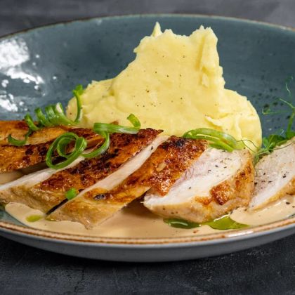 Куриная грудка с картофельным пюре и трюфельным соусом