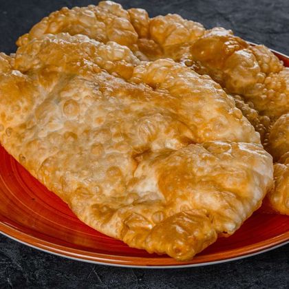 Чебуреки с креветками и сыром страчателла