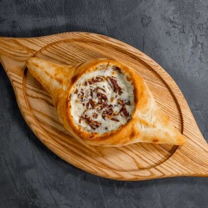 Хачапури с телячьими щечками и сыром