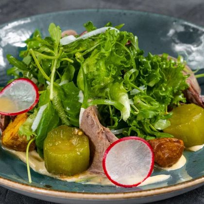 Салат с говяжьим языком и горчичным соусом