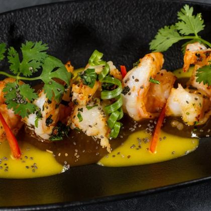 Жареные креветки с соусом манго-чили