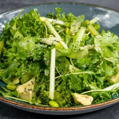 Большой зеленый салат с ореховым дрессингом